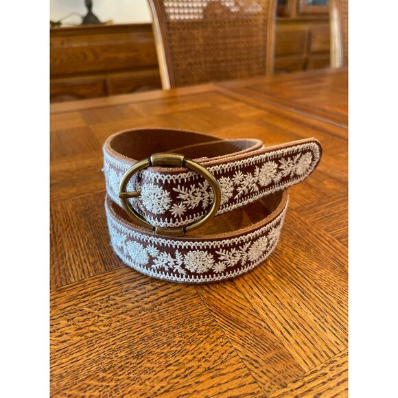 Lucky Brand embroidered leather belt with a brass buckle - Picture 1 of 3